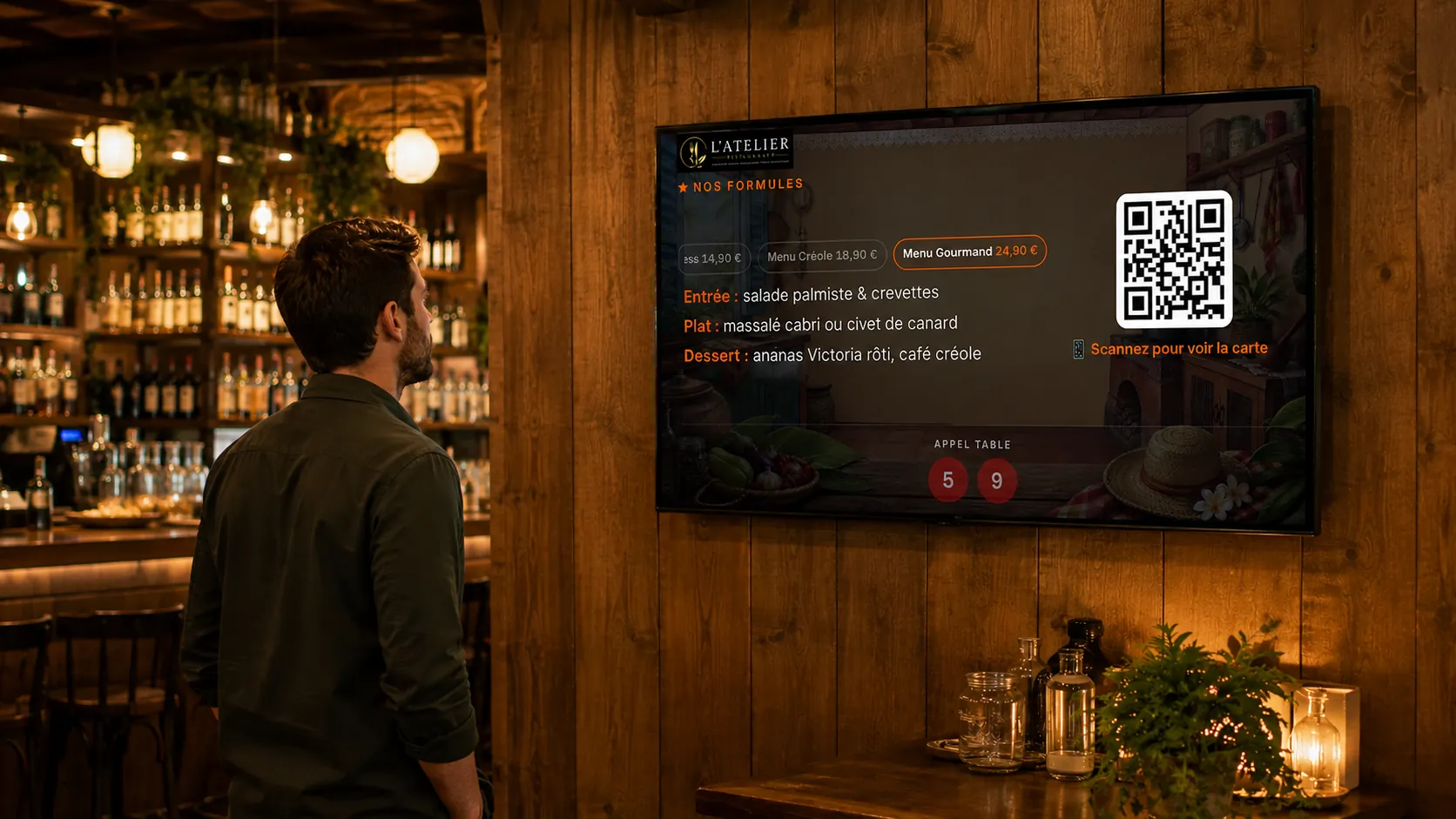 Le menu du jour affiché en grand sur l’écran d’un restaurant, avec le QR code de la carte