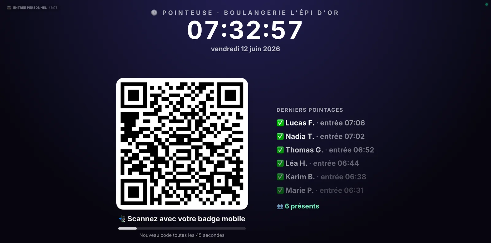 Écran de contrôle de la pointeuse Winacom : horloge, QR code rotatif et derniers pointages